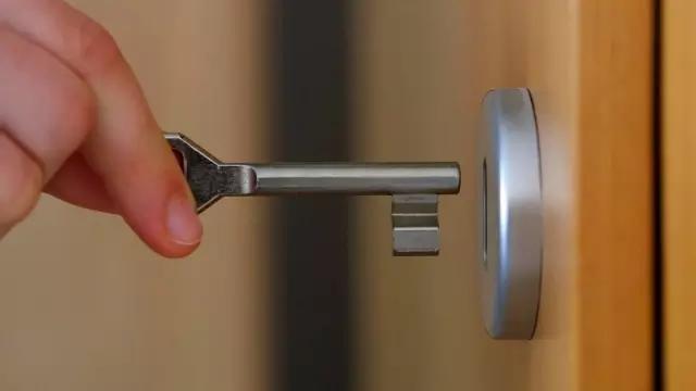 囧!被反锁在门外怎么办?