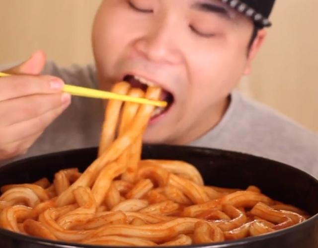 这个中华美食，最近在韩国吃播界火了，然而中国网友却表示不认识