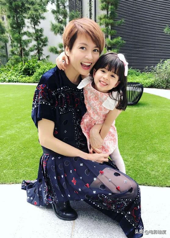 44岁梁咏琪晒和女儿照片 (梁咏琪怎样认识西班牙老公)