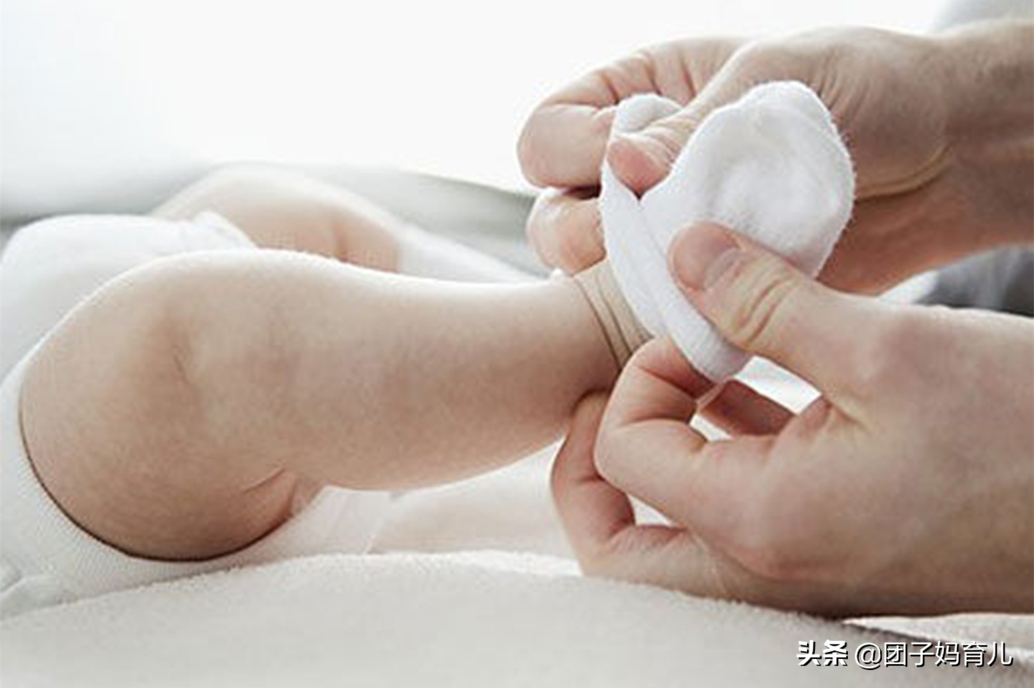 小孩单个脚趾肿胀一个月,宝宝的脚趾突然肿