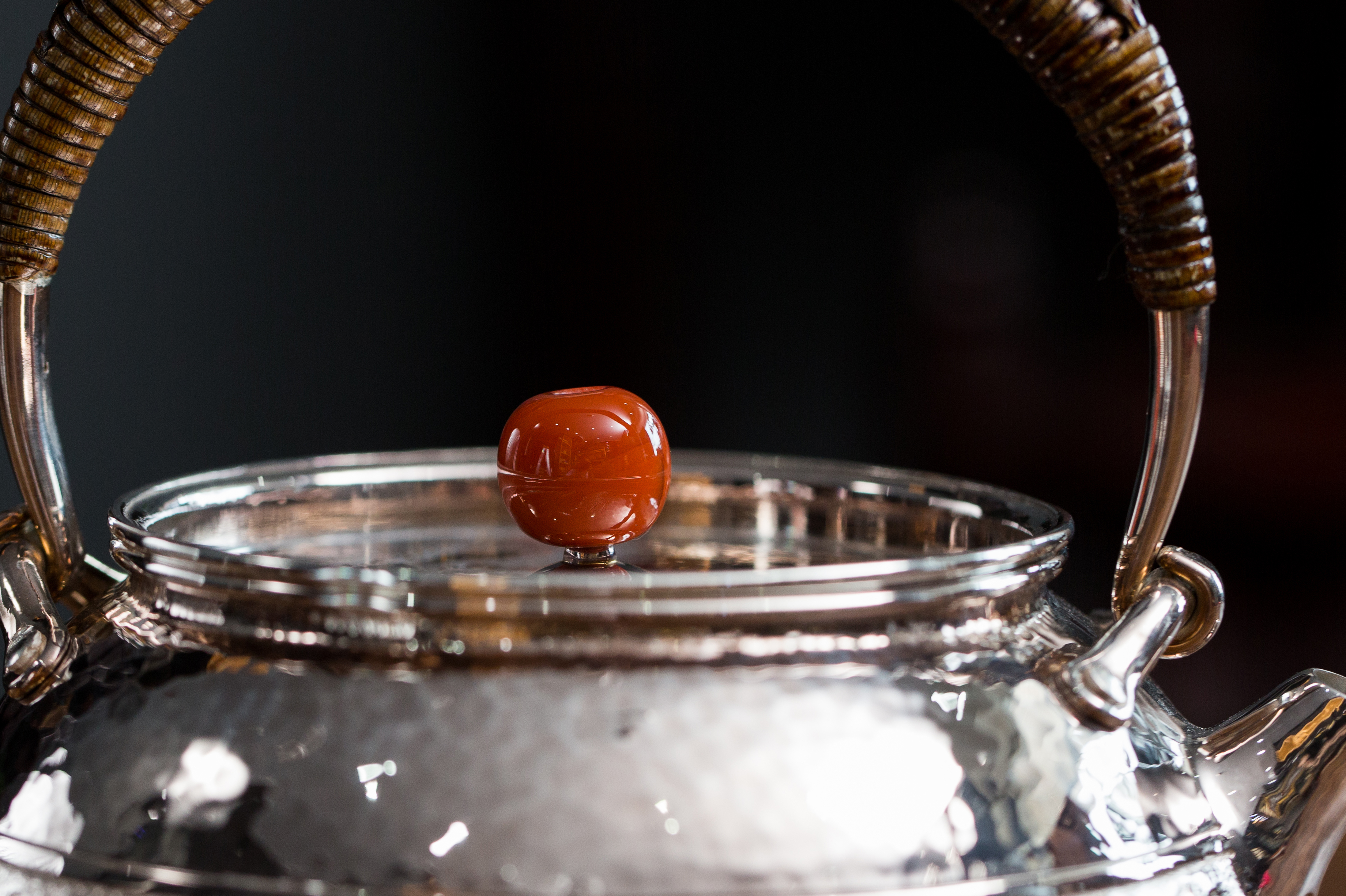 银壶出现黑点,银壶有黑点冒出来怎么回事