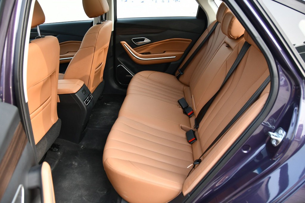 绅宝智道跟长安cc哪个好,12万买长安睿骋cc值吗