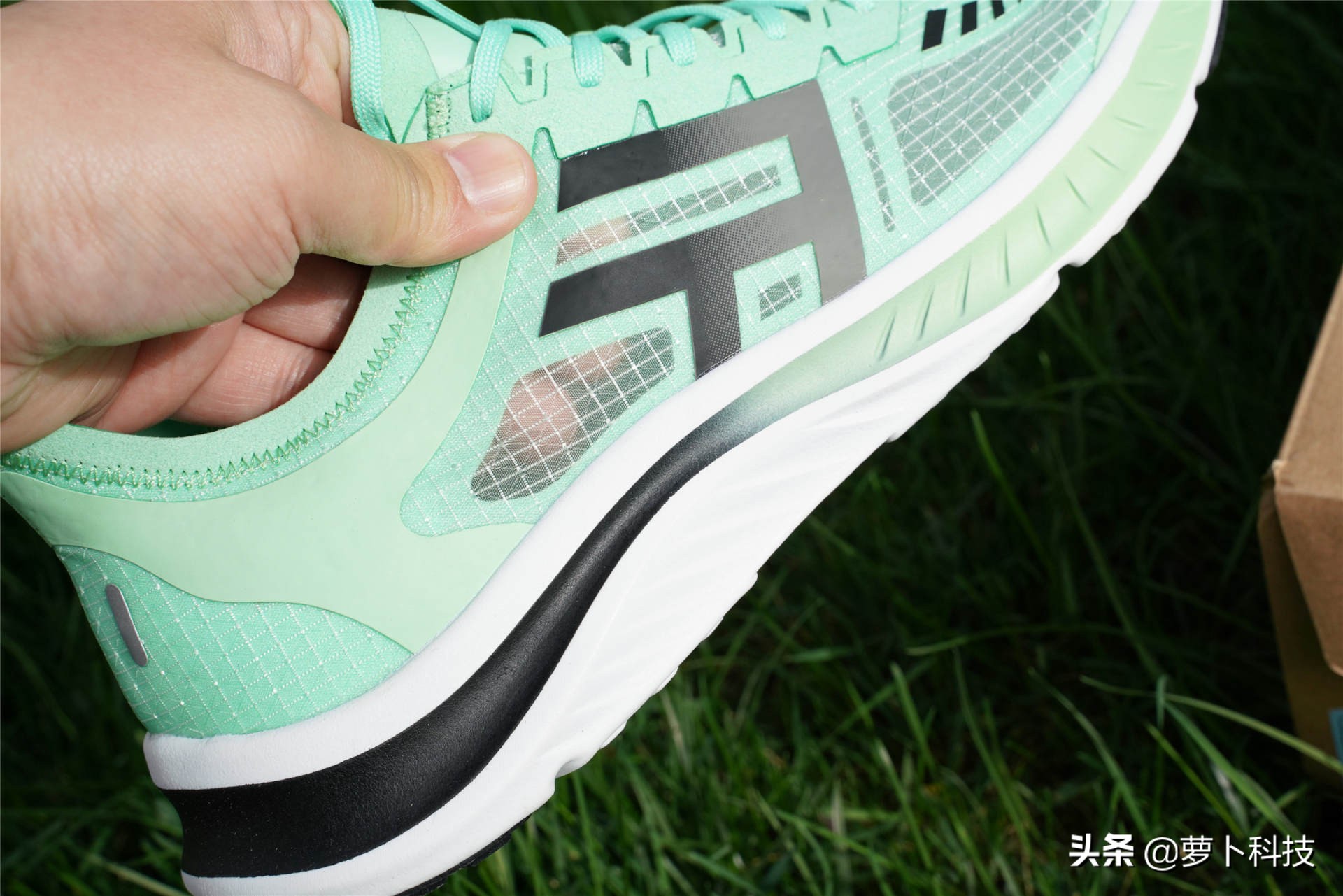 米家freetie轻云缓震竞速跑鞋,freetie轻云跑步鞋和云弹跑步鞋