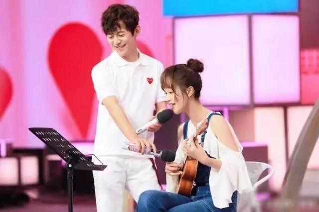 王源弹吉他的视频,王源空手弹吉他的视频