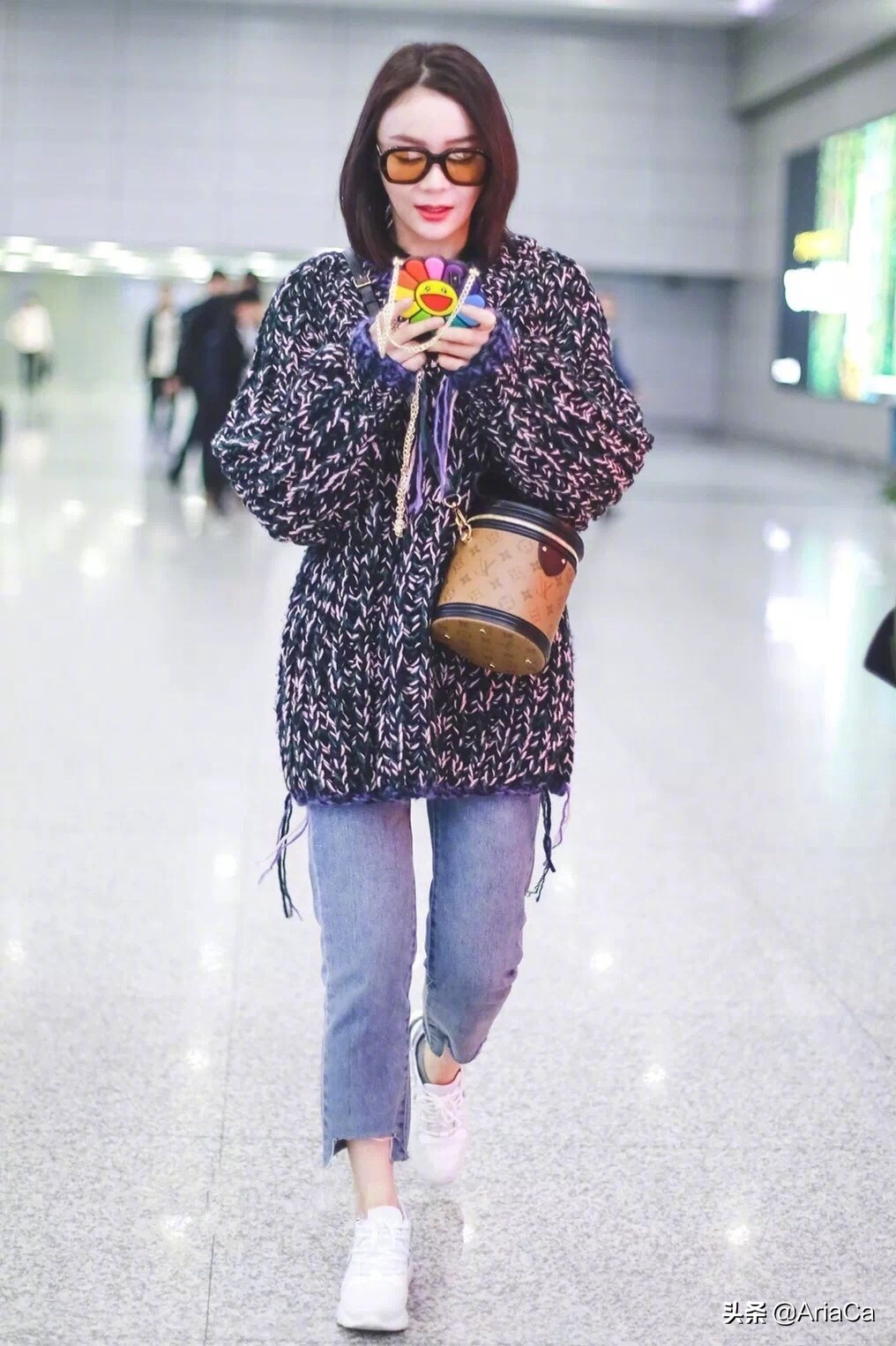 furla白色水桶包李沁同款,李沁高级感穿衣搭配