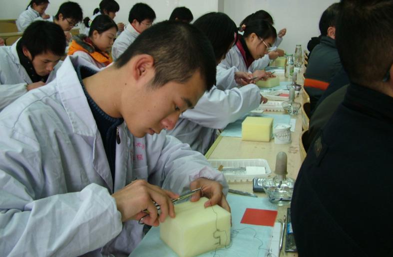 专科医学生的现状,医学类大专毕业生就业前景