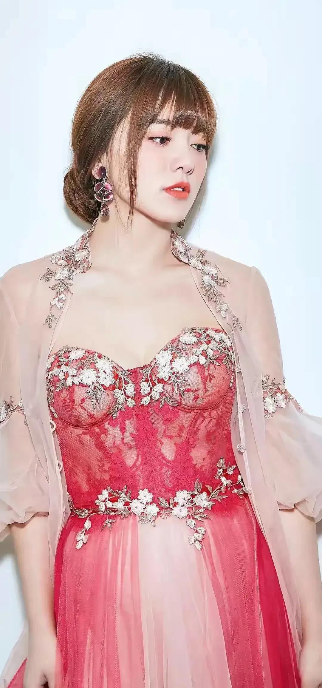 最牛富婆阿兰:吊打王菲比肩成龙,手带九眼天珠随手买股赚上亿