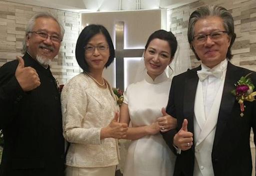 陈少霞晒与老公度假照,陈少霞抱女儿照片