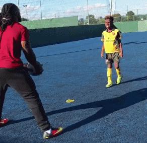 大屌哥的儿子小小年纪就已经练成了肌肉男，真是虎父无犬子