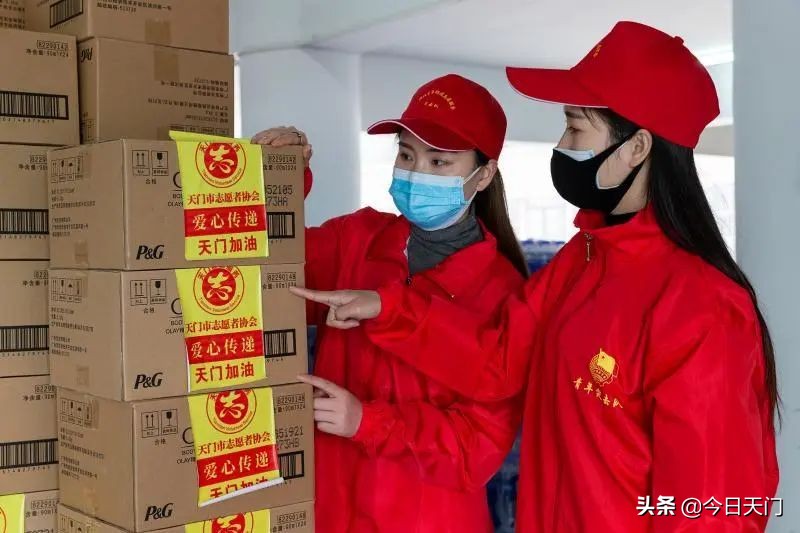 致敬疫情防控中的铿锵玫瑰,致敬战斗在抗疫前线的白衣天使