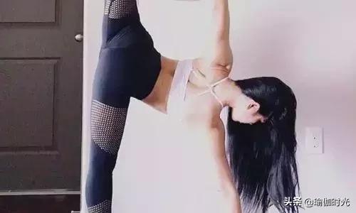 办公室站着练臀瑜伽体式,久坐不动如何瘦屁股