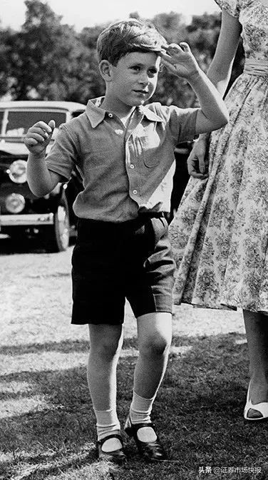 英国乔治小王子和女王,英国乔治小王子为什么不是继承人