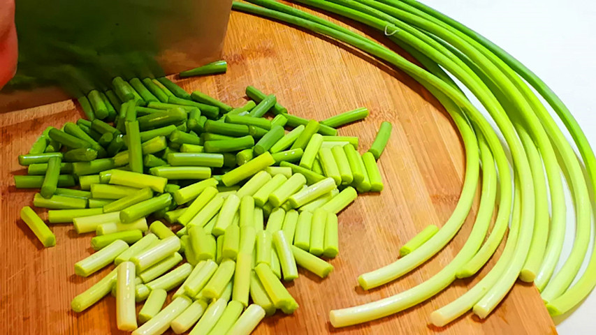 腌蒜苔只放盐的最简单又好吃做法,腌蒜苔只放盐做法