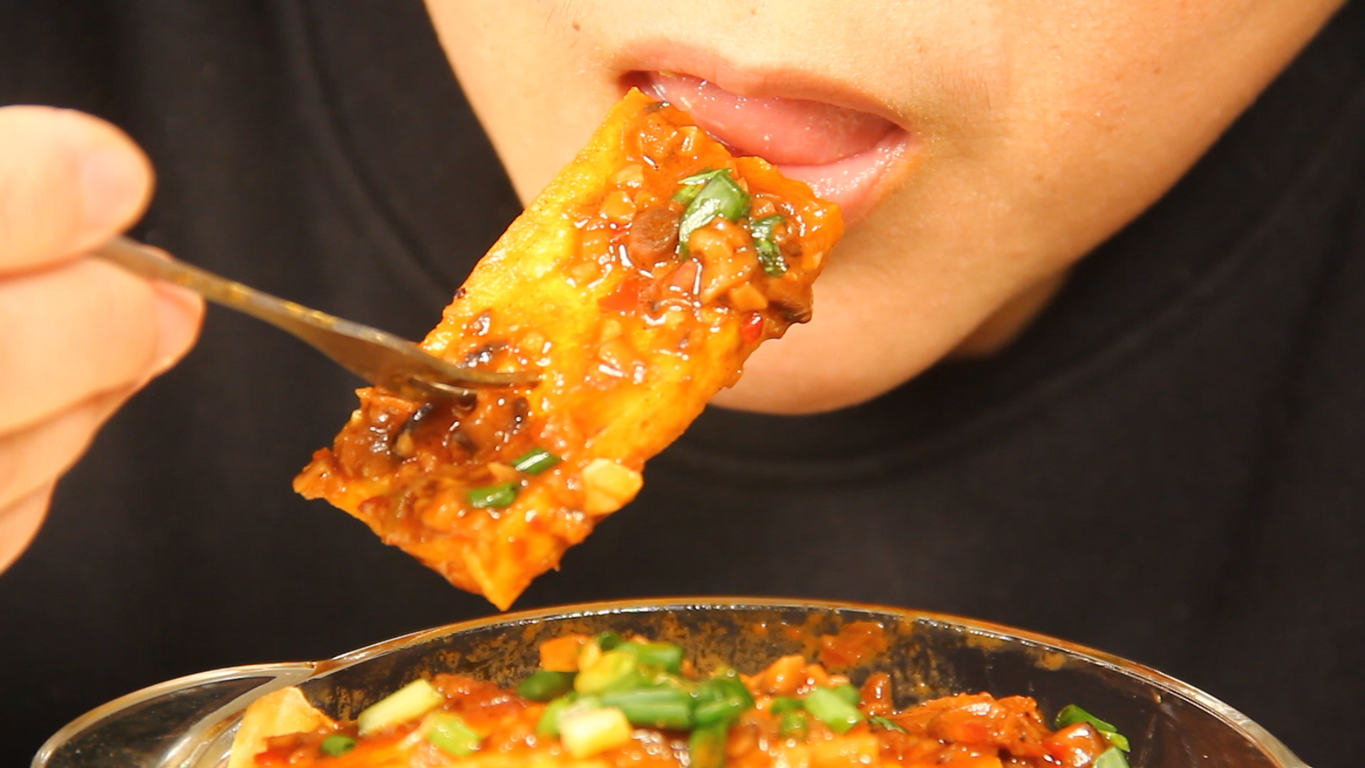 街边浇汁豆腐摆摊做法,浇汁豆腐夜市摆摊赚钱吗