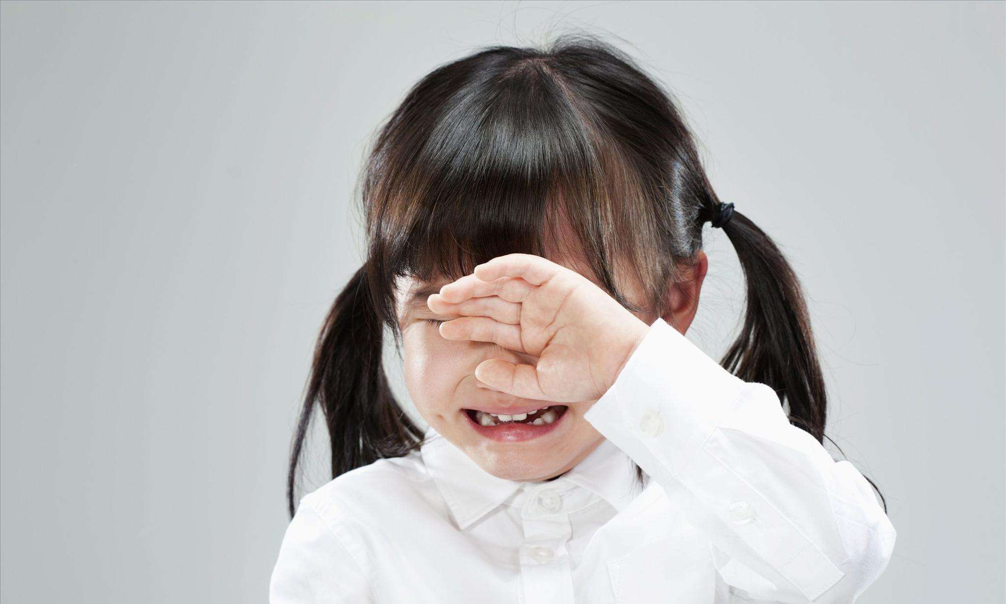 两岁宝宝腿上被虫子咬了肿很大,孩子脚被虫子咬了整个脚肿了图片