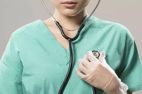 来月经前乳房有肿块痛什么毛病,乳房肿块月经前会疼痛是怎么回事