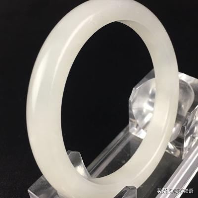 摔坏30万的玉镯赔多少钱,玉镯被打破赔了100万的玉镯