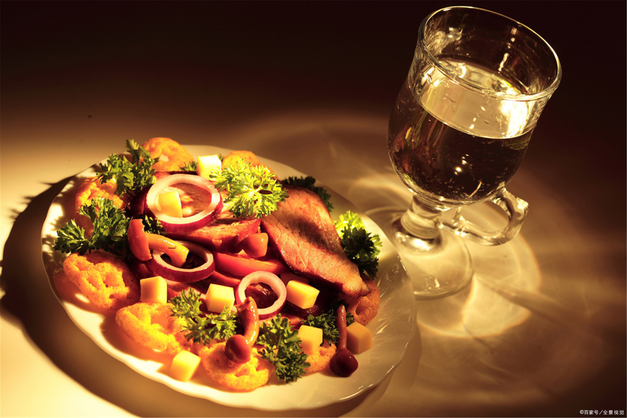 大学四年被当提款机，毕业后男神主动追我，背地里却说我恶心