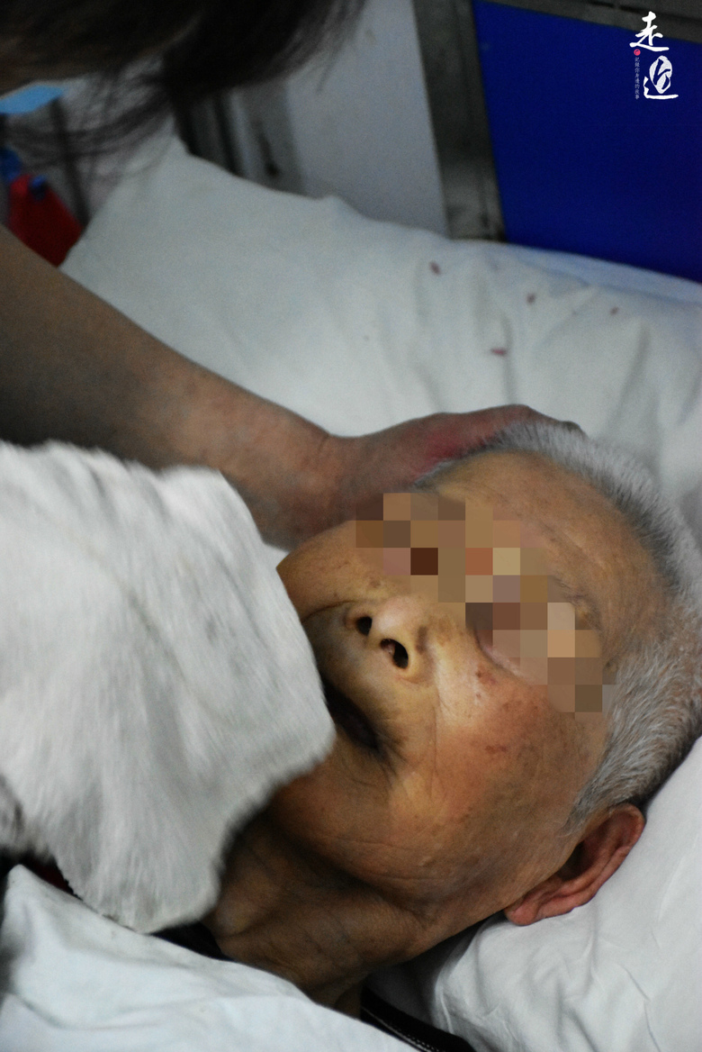 “第一次抠便，我差点吐了”！我和我的三百个爸妈