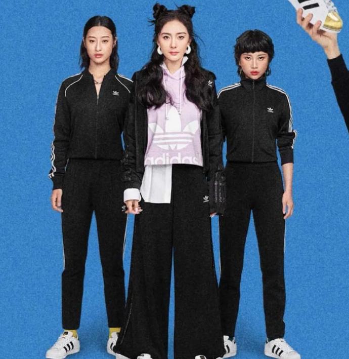 杨幂造型独特出席盛典,杨幂惊艳亮相完整版