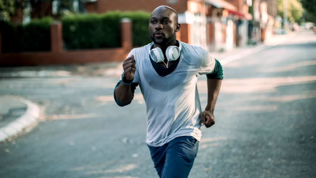 凭什么他跑五公里就不出汗！我八百米不到湿了一身？