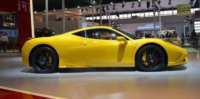 街头现身法拉利与美女,看到美女那一刻,网友:想知道怎么上厕所