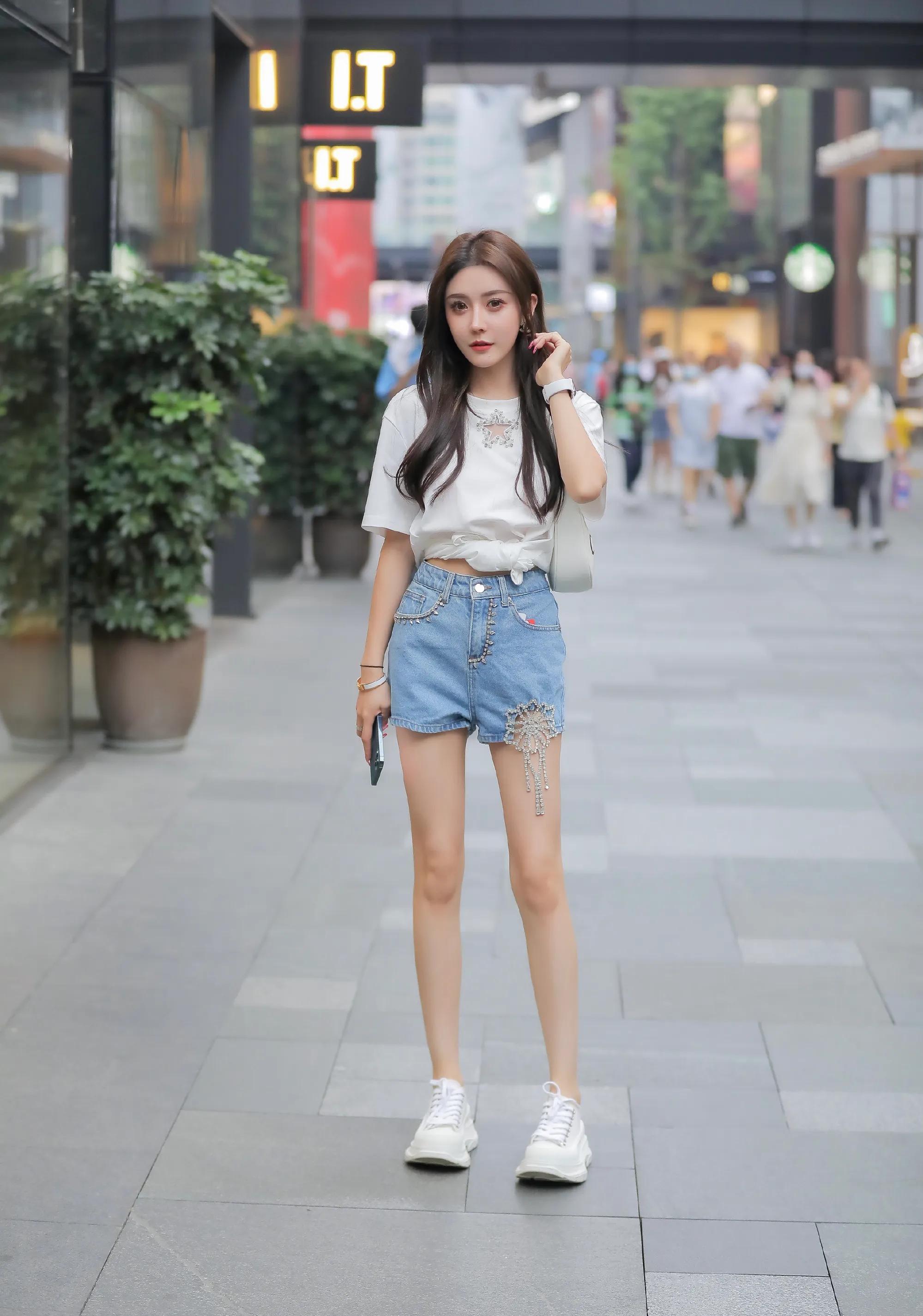 街拍牛仔短裤时尚穿搭风格,一字牛仔短裤穿搭街拍