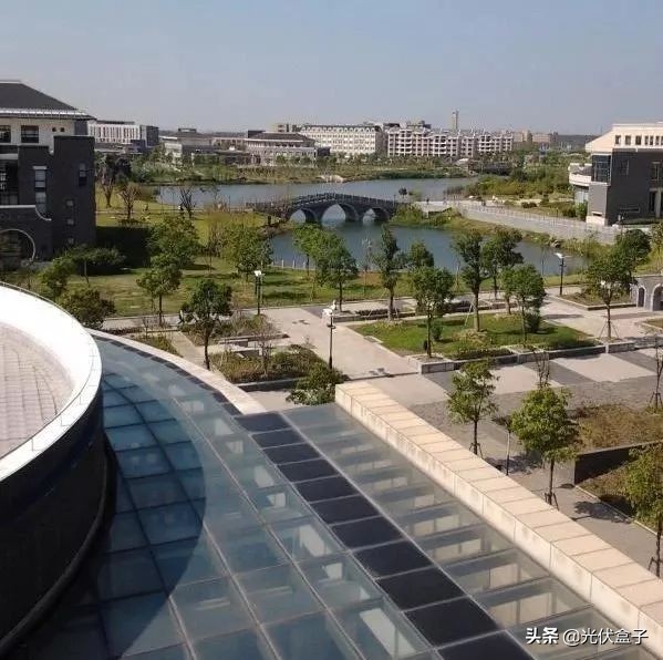 这些大学装了太阳能电池板发电,好看又环保,还能赚钱