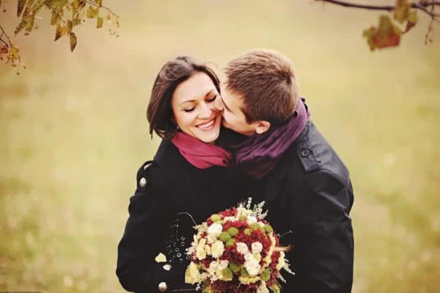 当一个女人面对两个男人很爱的人,一个女人面对爱情很懦弱