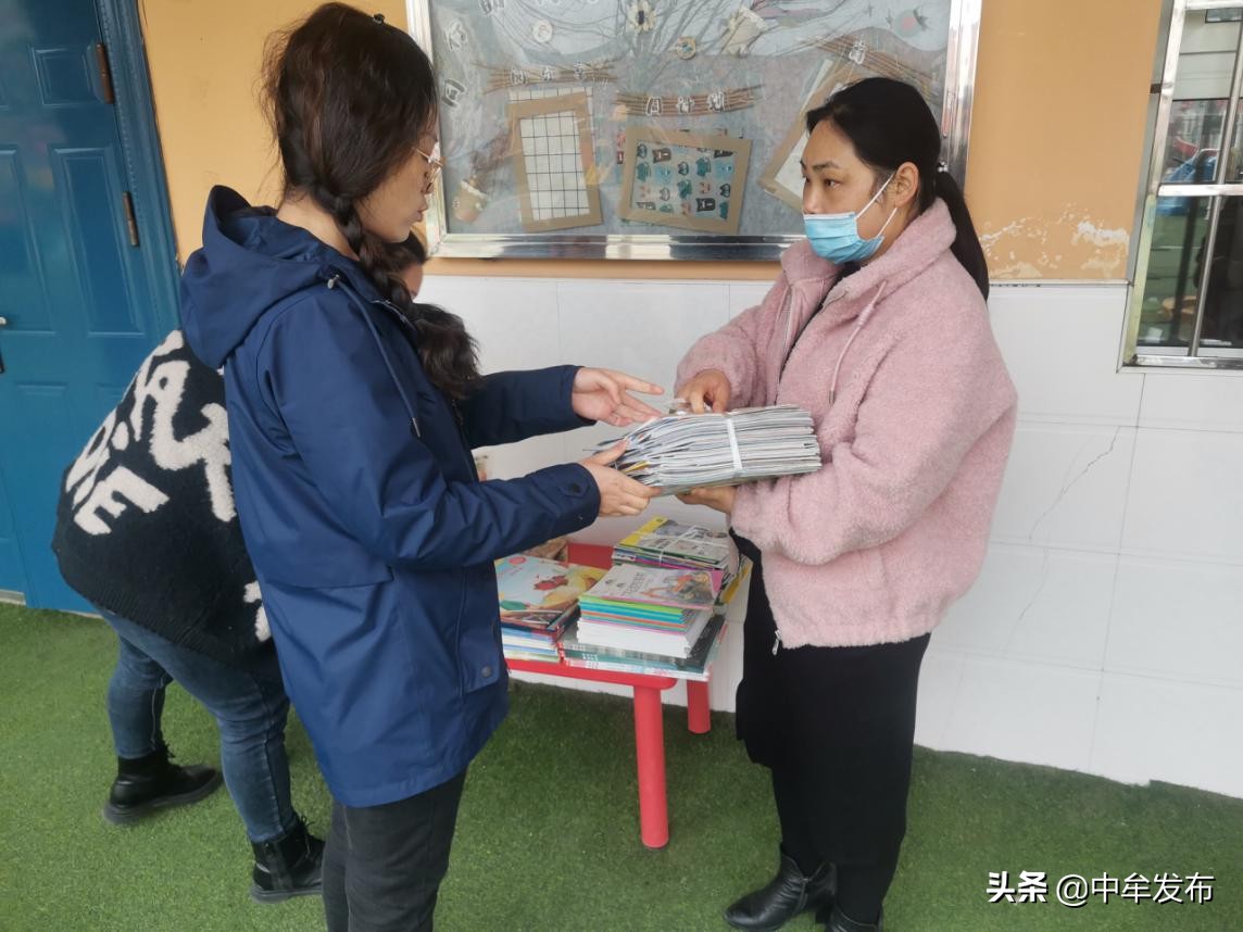 流动图书服务车图片,流动图书车下乡