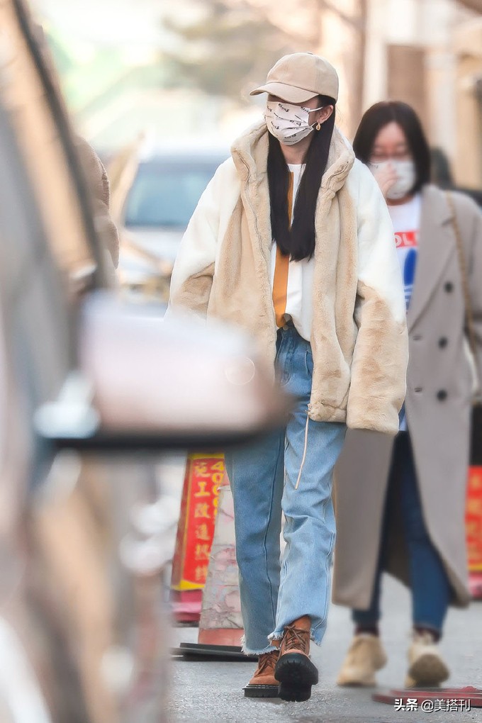 杨幂黑色皮帽穿搭,杨幂国风黄色外套穿搭