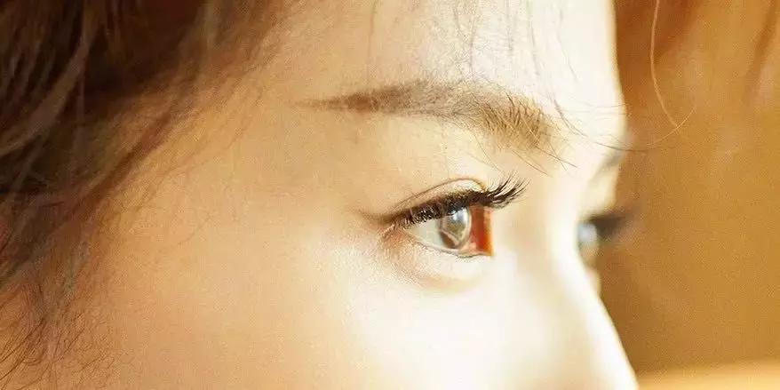 吴谨言迪丽热巴对比惨烈，热巴年纪更小却因这个bug显老10岁？