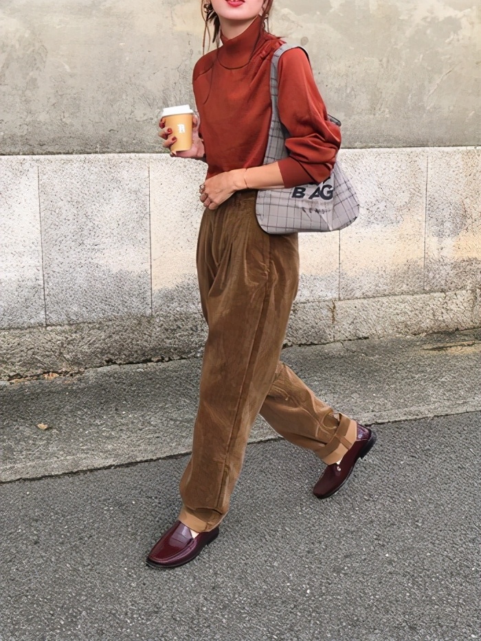 夏季灯芯绒裤的最佳搭配,穿搭复古潮的灯芯绒裤子也超百搭