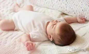 新生儿什么样的睡姿比较好,新生儿正确的睡姿是什么姿势图片