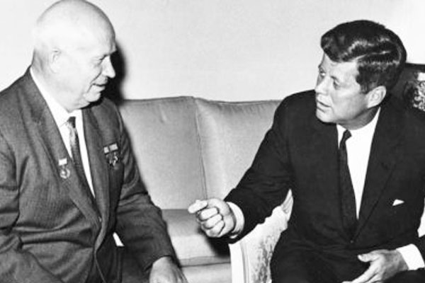 苏美英三国禁止核试验，毛主席对此不以为然，写下一首词强势回应