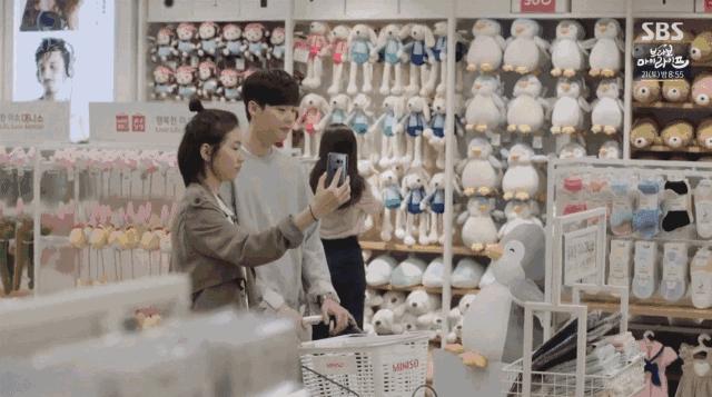 一个杯子年赚千万!6年开店3500家,十元店火到非洲,逆袭上市