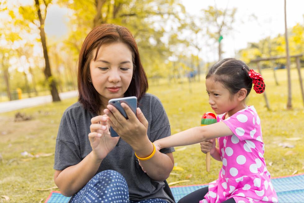 别以为孩子分不清陪着和陪伴，“虚伪式”陪伴，也许正在你家上演