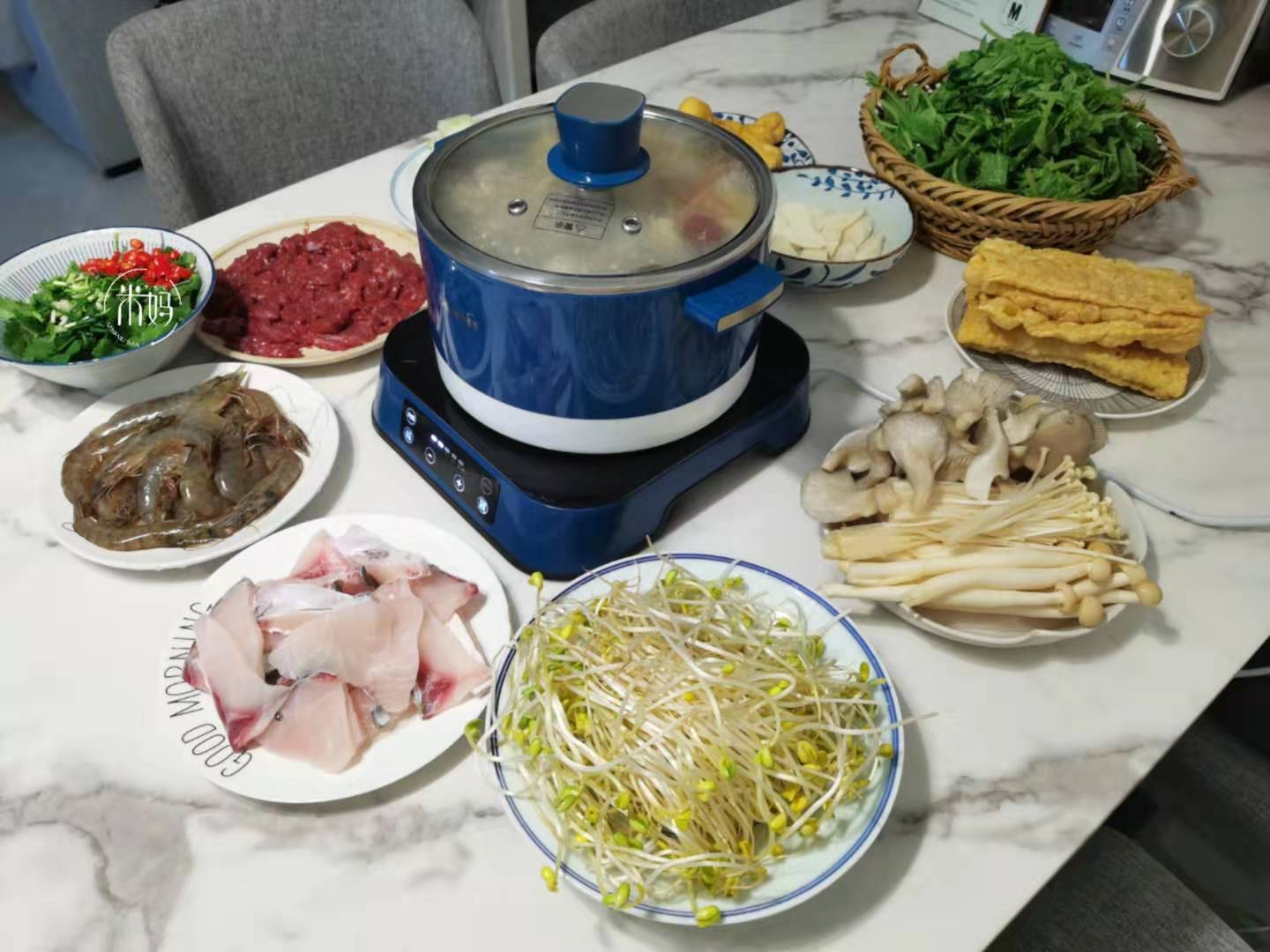 一个人家里吃火锅必备食材,自己在家吃火锅买什么食材好