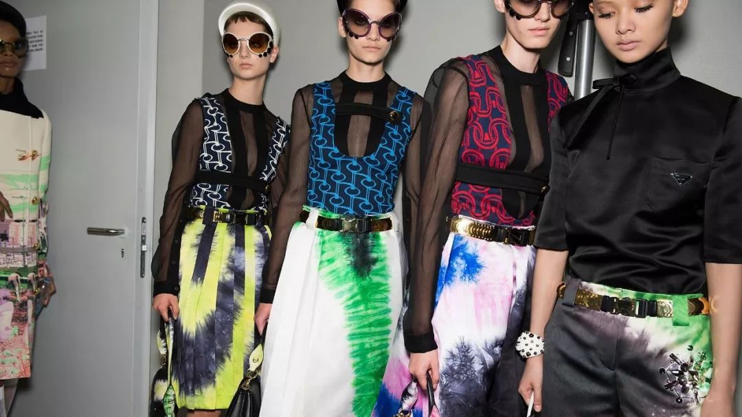 终于,它从街头走上了T台