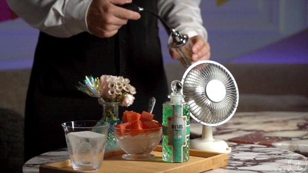 次元壁破了！轩尼诗酒吧X国民六神，竟出了个“花露水鸡尾酒”