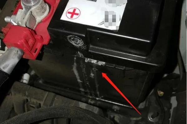 汽车电瓶轻微漏液会自燃吗,蓄电池漏液在不在质保范围内