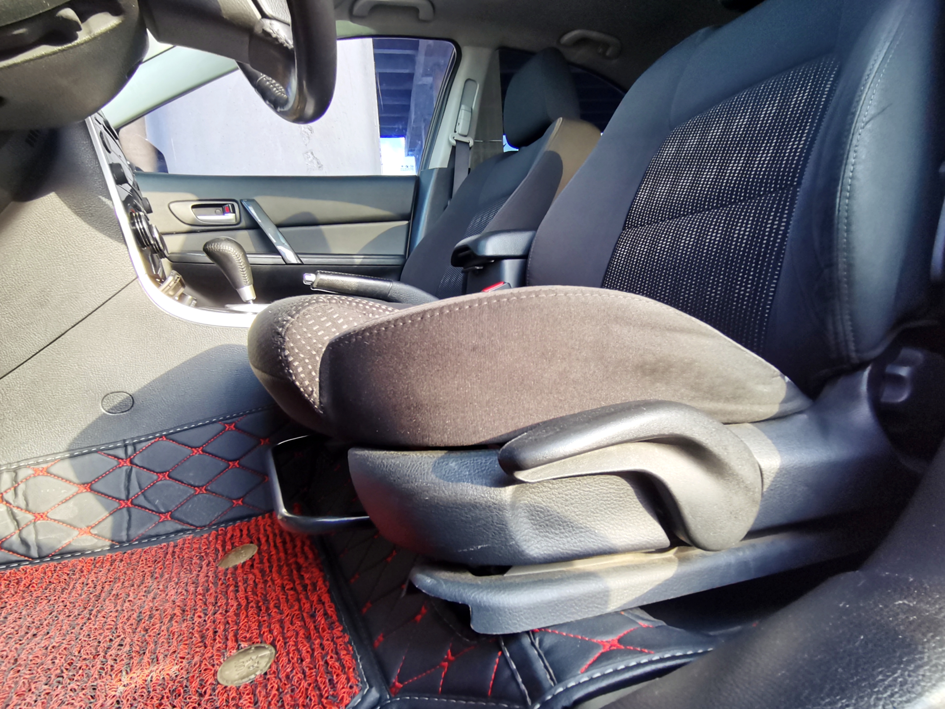 亮黑马自达6,亮灰马自达六