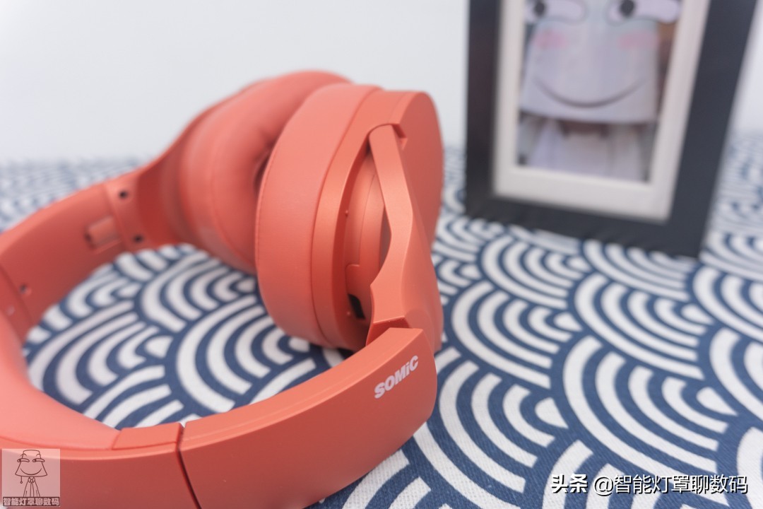 深圳小伙的快乐出租屋（上）：千元1080P投影+头戴蓝牙耳机