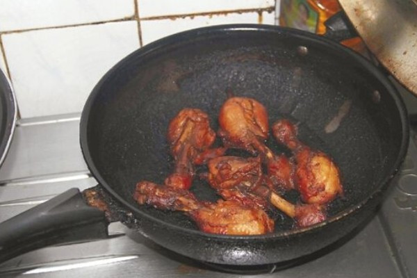 做饭的锅烧焦了成了黑色怎么洗掉,怎么去除做饭时锅里烧焦的痕迹