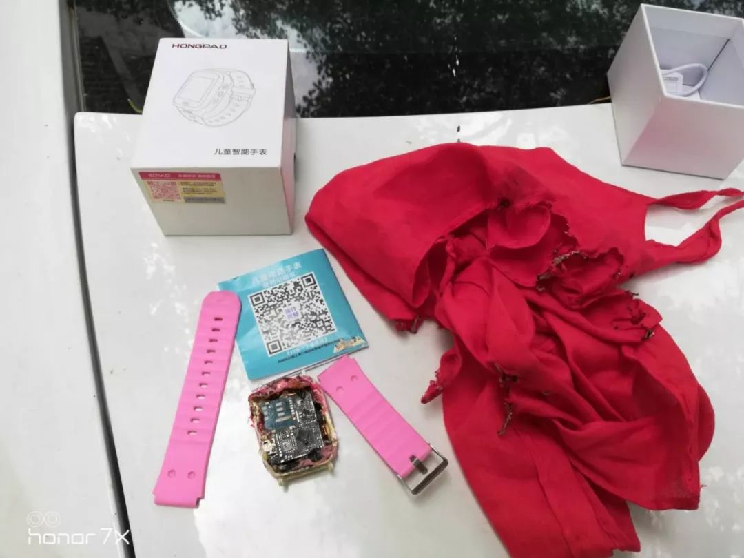 阜城一儿童电话手表上课时突然自燃！家长们要注意了…