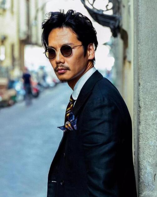 脸黑脖子黑怎么穿衣服,骨架大脖子短的女生怎么穿衣