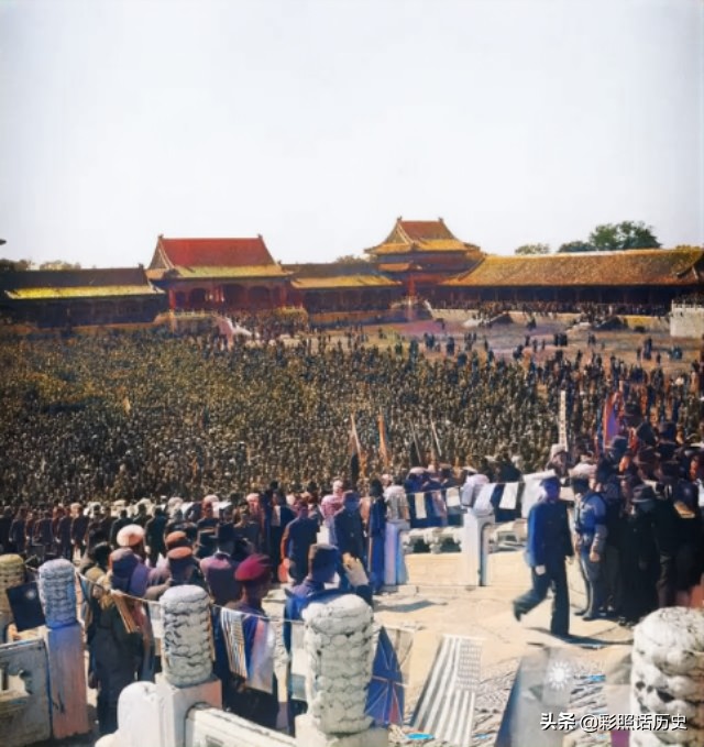 日军受降仪式彩色老照片,老照片东南亚战场上投降的日军