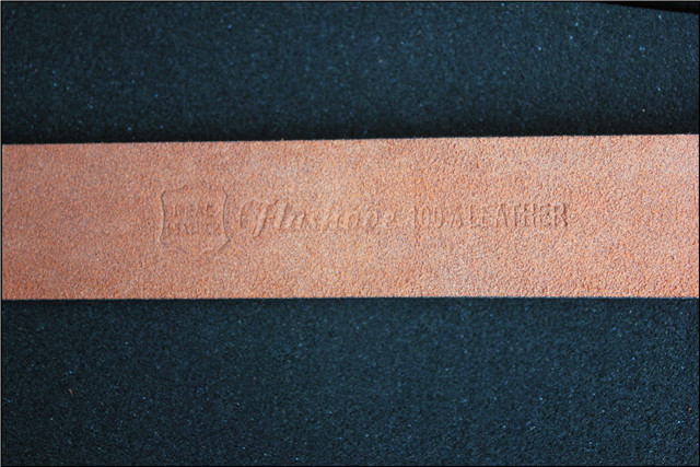 劳斯名爵内穿捷豹皮带，会让人觉得皮带与人浑然一体、相得益彰