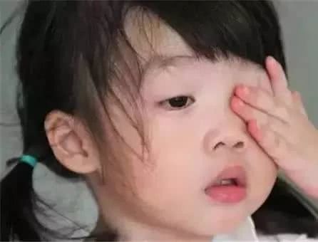 宝宝经常玩手机会斜视嘛,宝宝经常玩手机会近视么