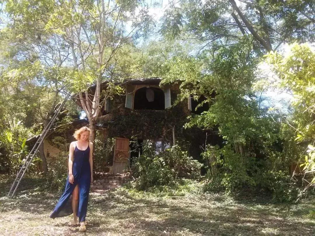 他卖掉豪宅搬进山洞,做出一个全世界风景最好的厕所